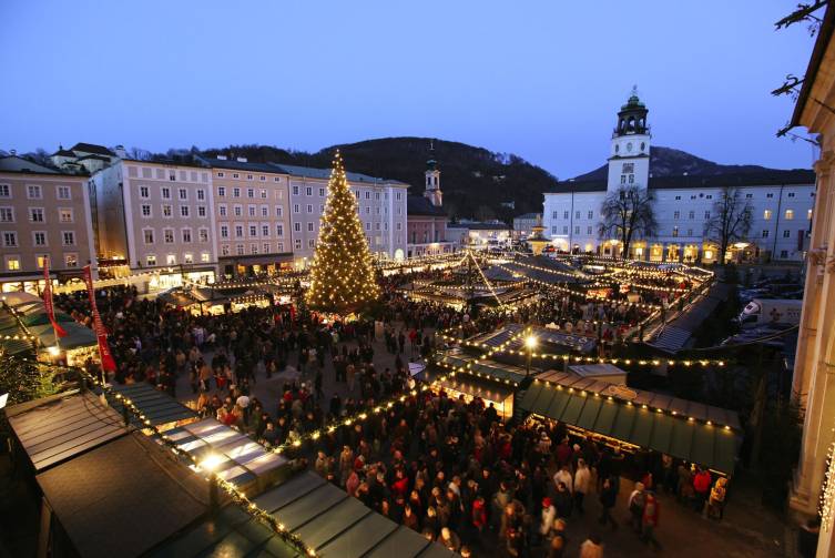 IdealtoursSalzburgerChristkindlmarktResidenzplatz2FotowwwchristkindlmarktcoatSalzburg.jpg