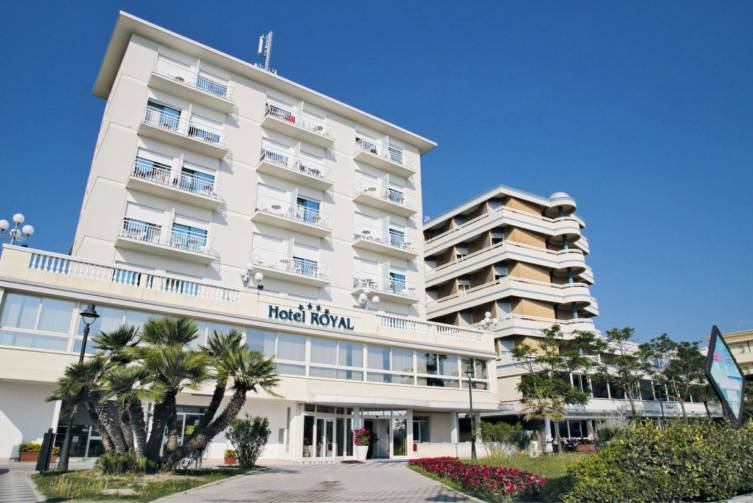 IdealtoursItalienCesenaticoHotelRoyal2019AuenansichtHotel.jpg