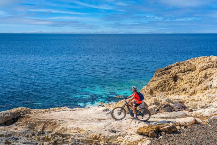 IdealtoursImageAktivRadfahrerinamMeershutterstock2059590353.jpg